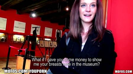 Студентка сняла трусики в лесу и получила в вагину твердый член