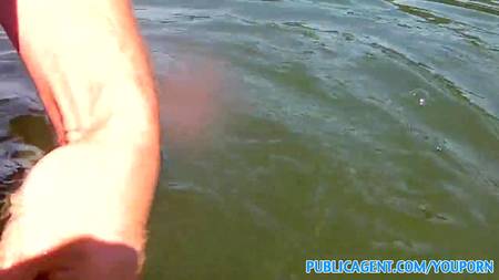 Сисястая русалка занимается сексом в кустах