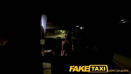 Белокурая модель трахается в такси