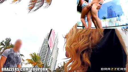 Публичный секс на улице у дороги