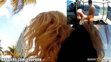 Публичный секс на улице у дороги