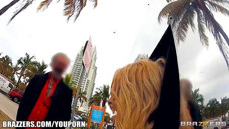 Публичный секс на улице у дороги