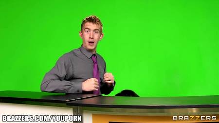 Огромный член парня разрывает вагину сексапильной брюнетки