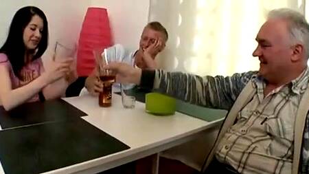 Зрелый мужик трахает худую девку пьяного сына