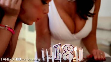 Полицейский натянул на член двух рыжих милашек