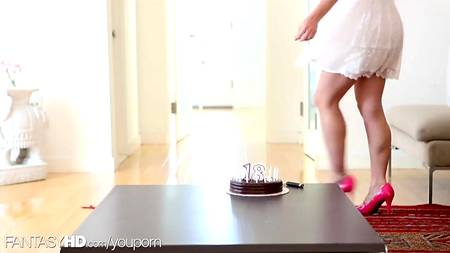 Полицейский натянул на член двух рыжих милашек