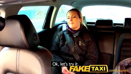 Таксисту захотелось чпокнуть пассажирку в задний проход